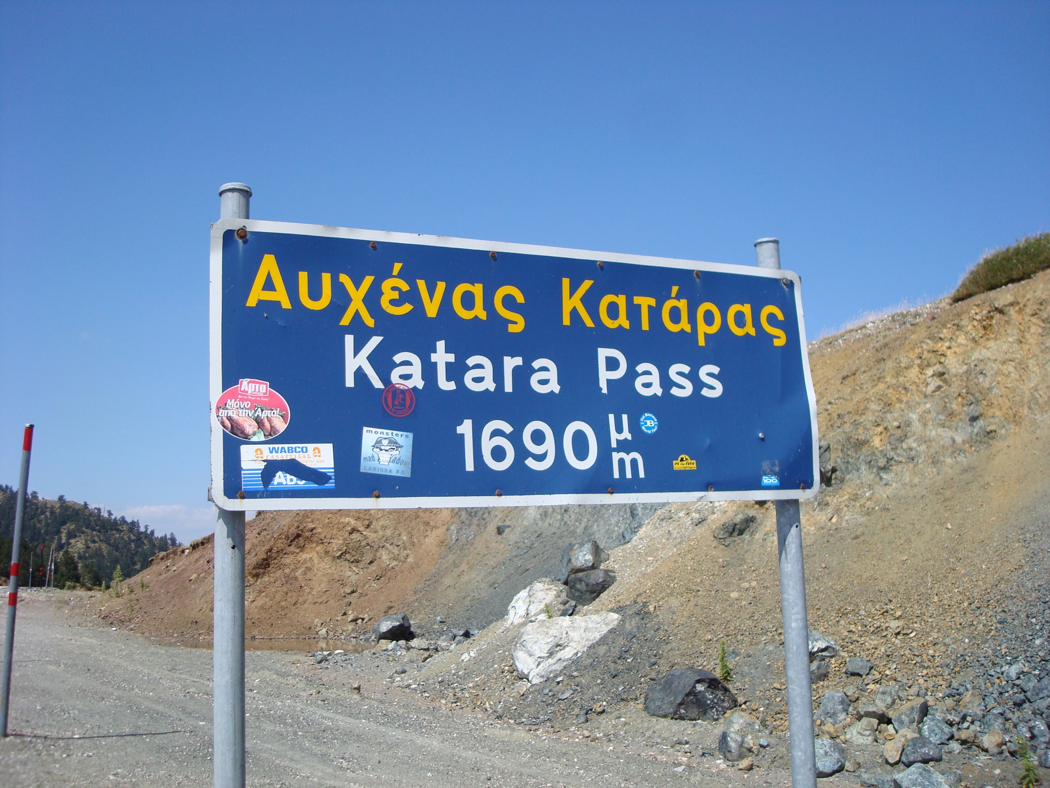 Η ταμπέλα του Αυχένα Κατάρας στα 1690 μέτρα