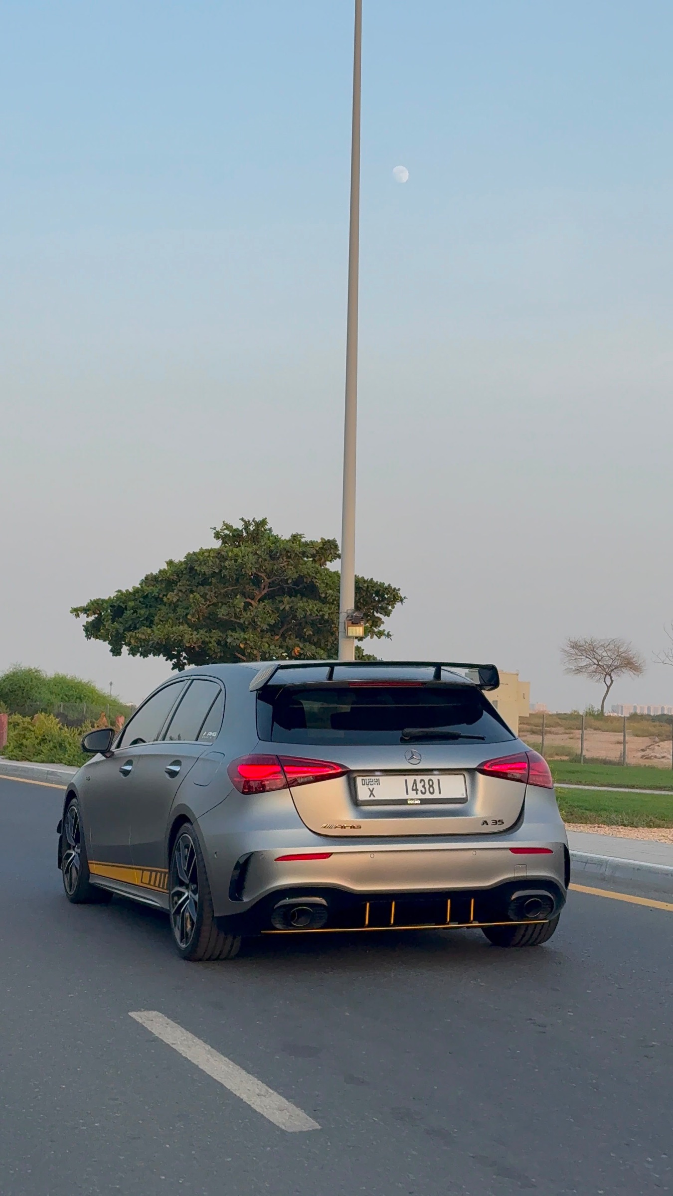 Mercedes-AMG A35 στον δρόμο με το φεγγάρι