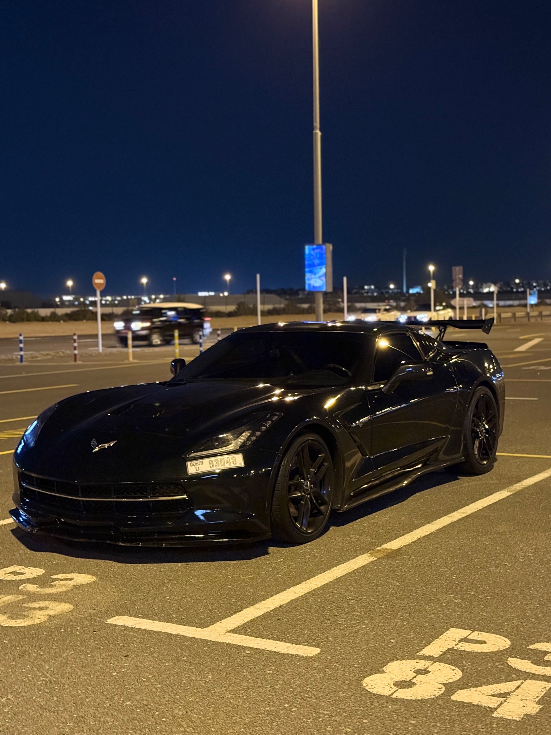 Μαύρο Corvette C7 τη νύχτα