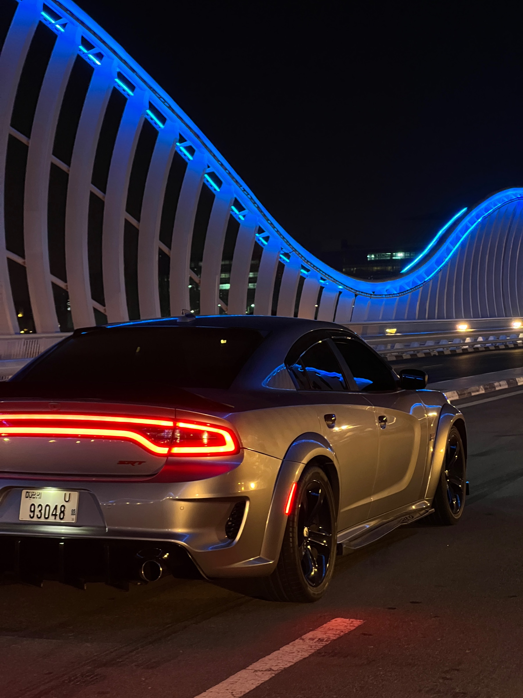 Dodge Charger SRT νύχτα σε φωτισμένη γέφυρα του Ντουμπάι